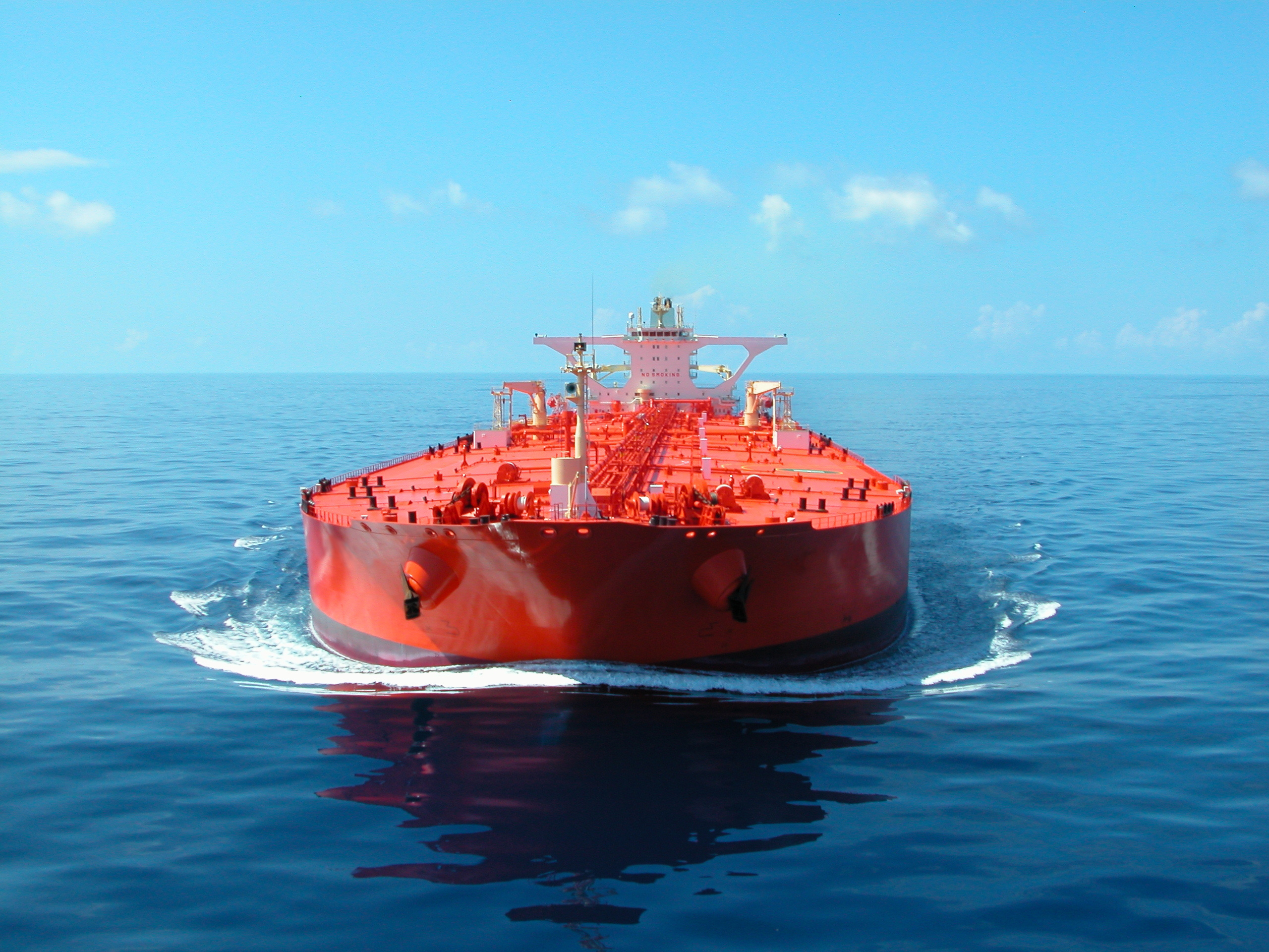 LNG oil-tankers, Total and AET proceed with the small scale